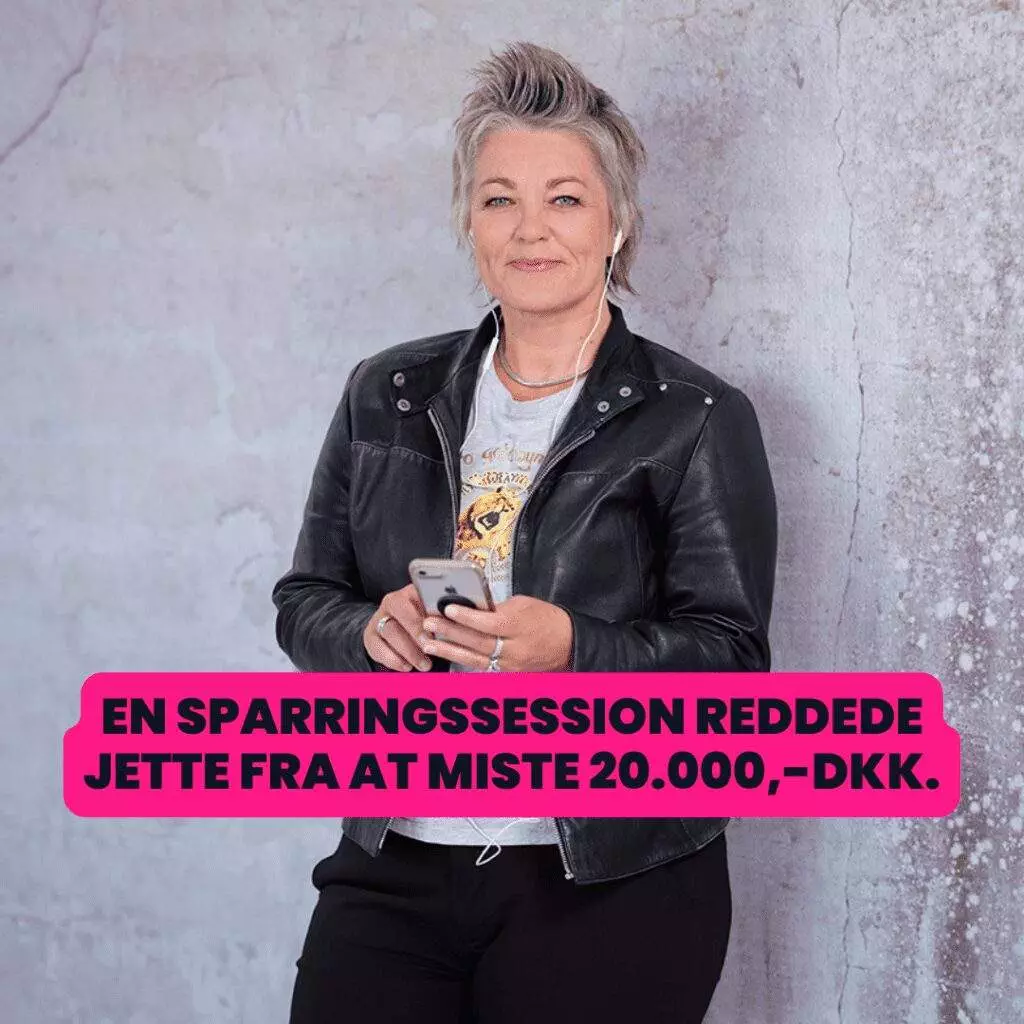 Jette Heine Portræt, lænet op ad betonvæg. Pink og mørkeblå statement foran: 