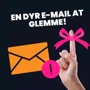 Image of an index finger pointing upwards, with a pink bow wrapped around it, an orange evelope with an exclamation mark emphasized on a pink vcircular batch background, highlighting that it is important. A white heading above in Danish 